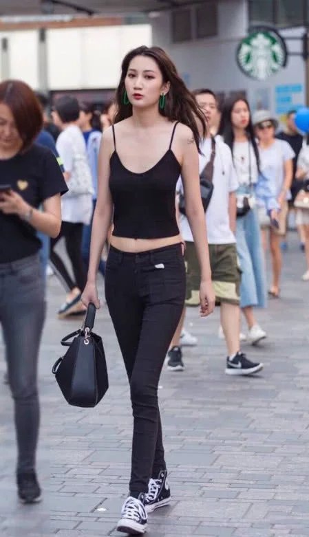 身穿黑色吊带紧身裤小姐姐，大长腿秒杀超模让路人目瞪口呆，我忍
