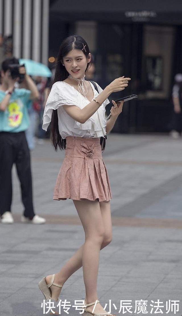 感觉|路人街拍,小姐姐柔美的休闲衫搭配半裙,时尚又动人