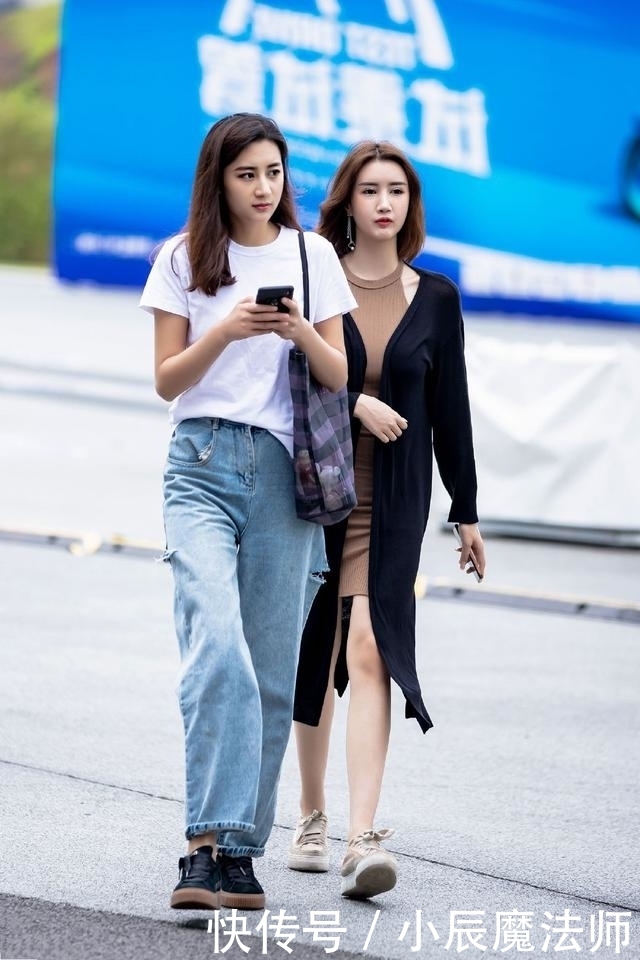 美女|路人街拍,靓女穿浅紫色的吊带连衣裙,看上去十分的帅气