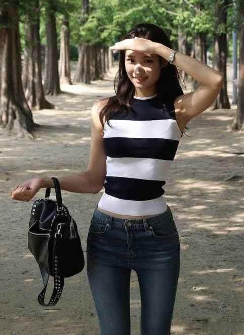 紧身裤也不失美丽，老公看了一眼，尽显女人傲人身姿