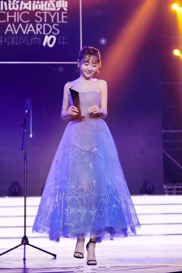 38岁杨蓉穿西装裙大变样，气质炸裂，这才是女神该有的模样！