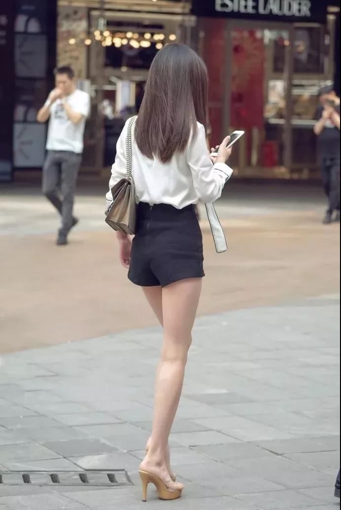 街拍路人，简单别致的穿搭，反而会让人看着更加舒服