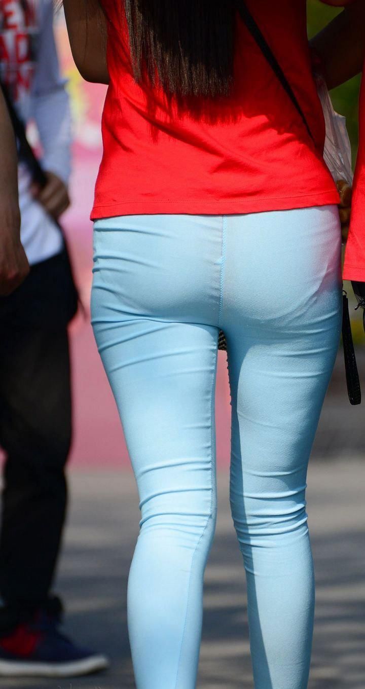 公园一角街拍:浅蓝色紧身裤苗条妹子，走路生风，气势十足!