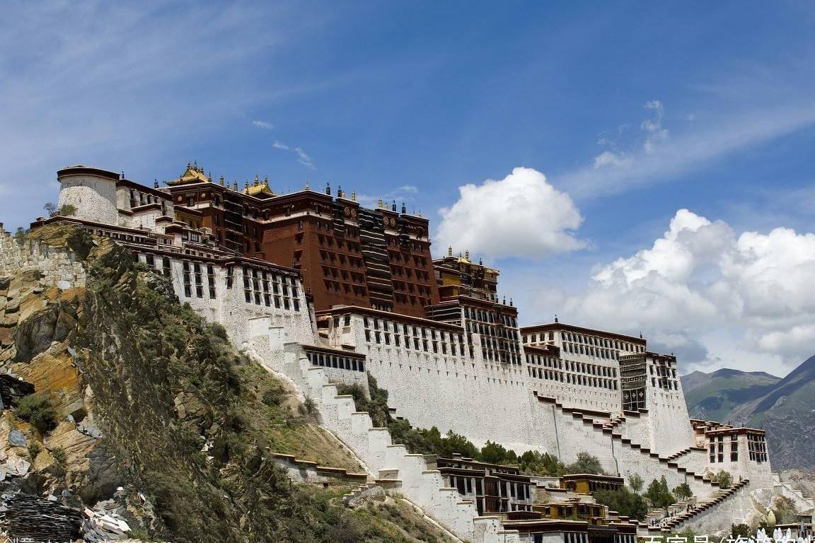 去西藏旅游，看到姑娘蹲在草丛冲你微笑，可能离开比较好！