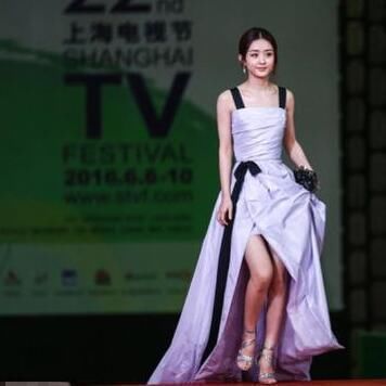 水钻高跟鞋气场十足，走出不一样的风格