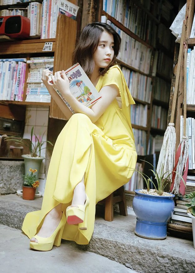 中学时期的iu为了成为歌手参加过许多选拔,但都未能如愿.