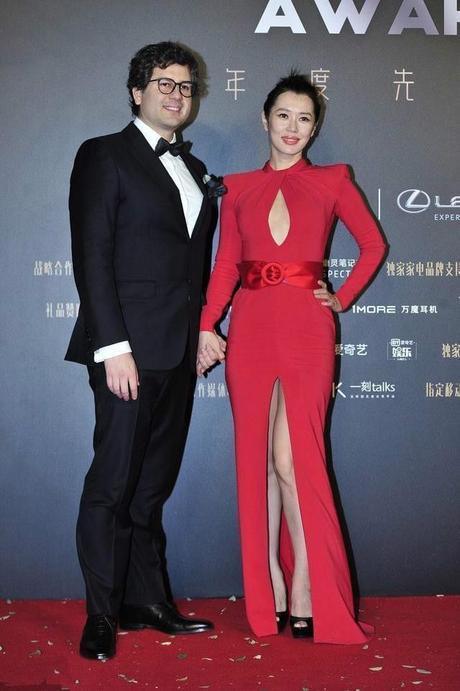 余男是真不怕露肉啊,高开叉+真空,裙子再长都尴尬!