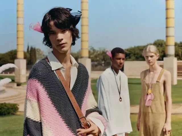  『新装』LOEWE是如何做到＂独树一帜“的？来看看它的20春夏新装!