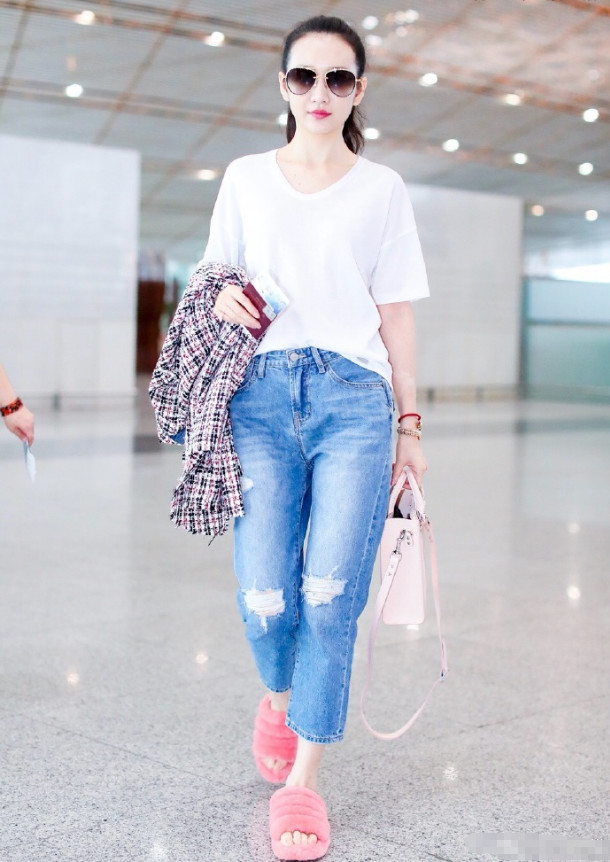 看了王鸥穿白T搭牛仔裤,再看林心如,这效果原谅我不厚道地笑了
