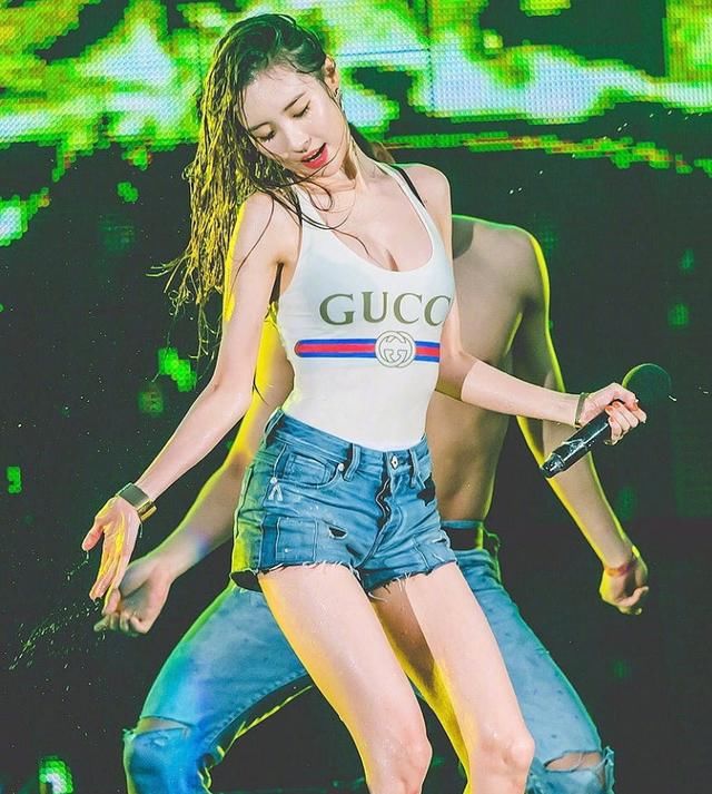 靠身材上热搜的李宣美，敢这么穿背心上台，观众哪还有心思听歌！