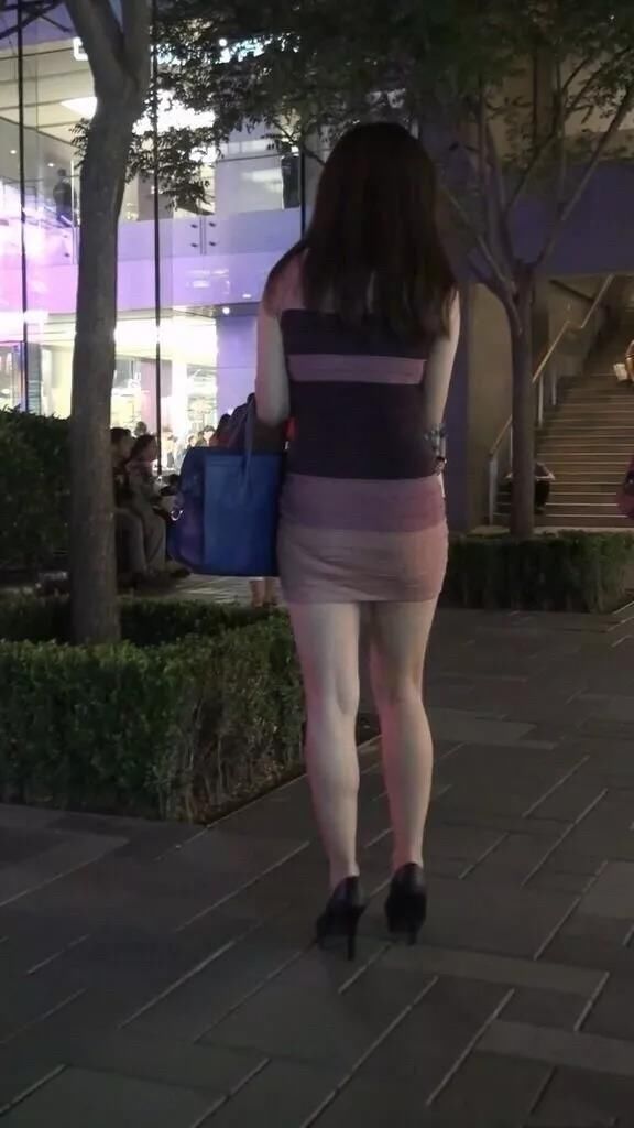 街拍路人，格条连衣裙搭配高跟鞋穿搭参考，夜幕之下显得更加时尚