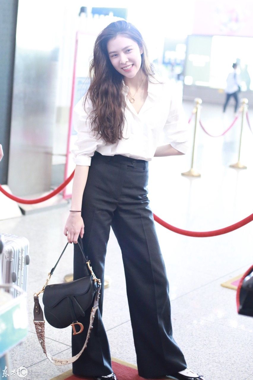 宋妍霏穿白色衬衣搭配黑色阔腿裤现身机场，皮肤白皙秀大长腿