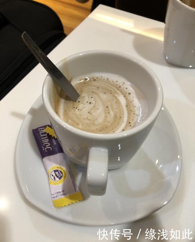 泰国航空波音777公务舱之旅，过道宽得离谱，十几年飞机保养不错