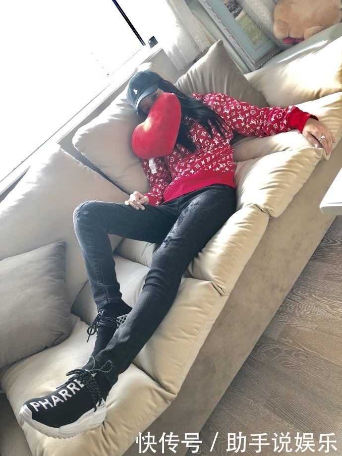 李小璐一张照片引出轨争议，官方怒甩未P原图辟谣