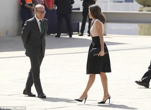 西班牙王后穿着知性套裙搭高跟鞋出席活动 健美手臂曲线很抢眼！