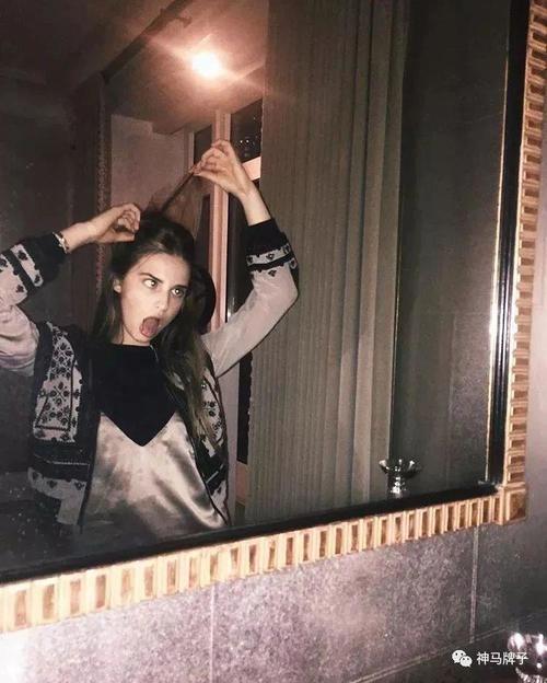 19岁德国公主很任性:晒性感比基尼照,做鬼脸比中指爱马仕背不停