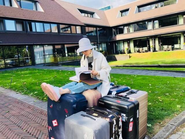 这才是海清，出门都不忘学习，分分钟化身学霸的节奏！