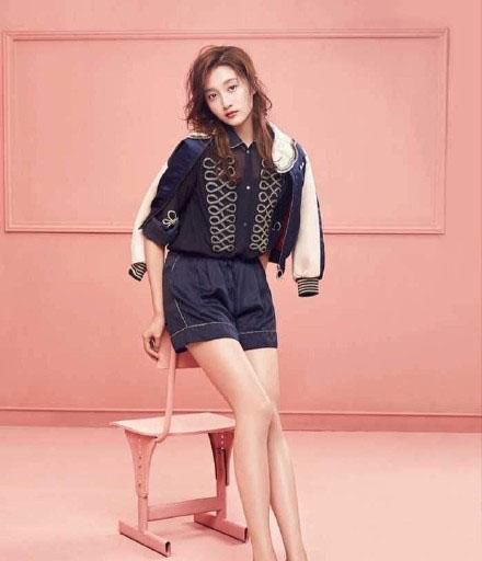 北京爷们鹿晗大方公开恋情 疑似炒作 邓超的微博确认此事