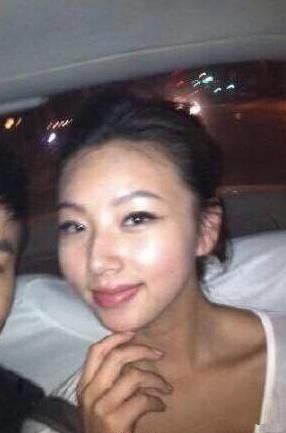 王思聪绯闻女友晒旧照疑回应整容传闻:矫什么情，作什么死!