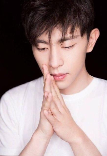 邓伦、朱一龙、蔡徐坤、陈立农同穿白衣，差距一目了然!