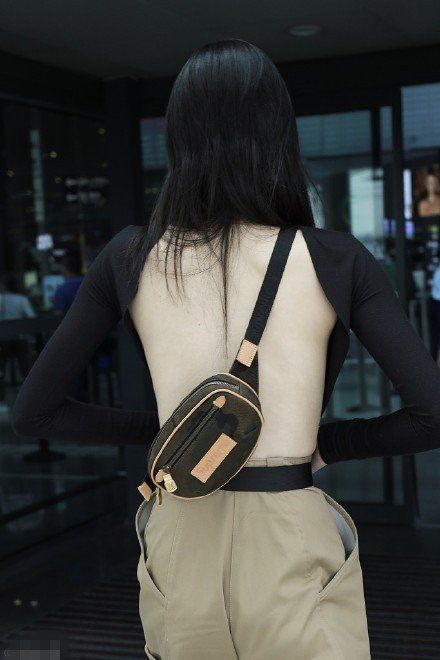 奚梦瑶直接穿了件胸衣出门，看得人想报警!