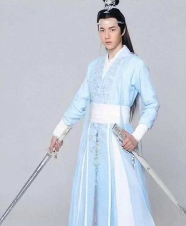  『吐血』王一博《陈情令》初始定妆曝光，脸大三八眉太辣眼，抹额让原著党吐血