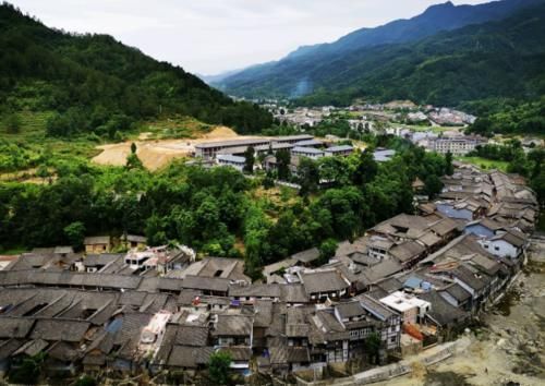 出名:中国最“霸气”古镇,一条街“横跨3省”,却因一棵树出名!