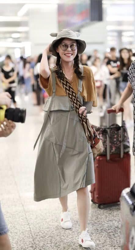 李金铭总算开窍了,走可爱风比超模还美!网友:可算记住了你名字