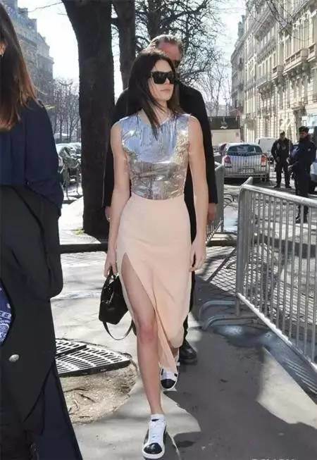 开叉裙才是这一季的亮点，是时候出来炫耀了