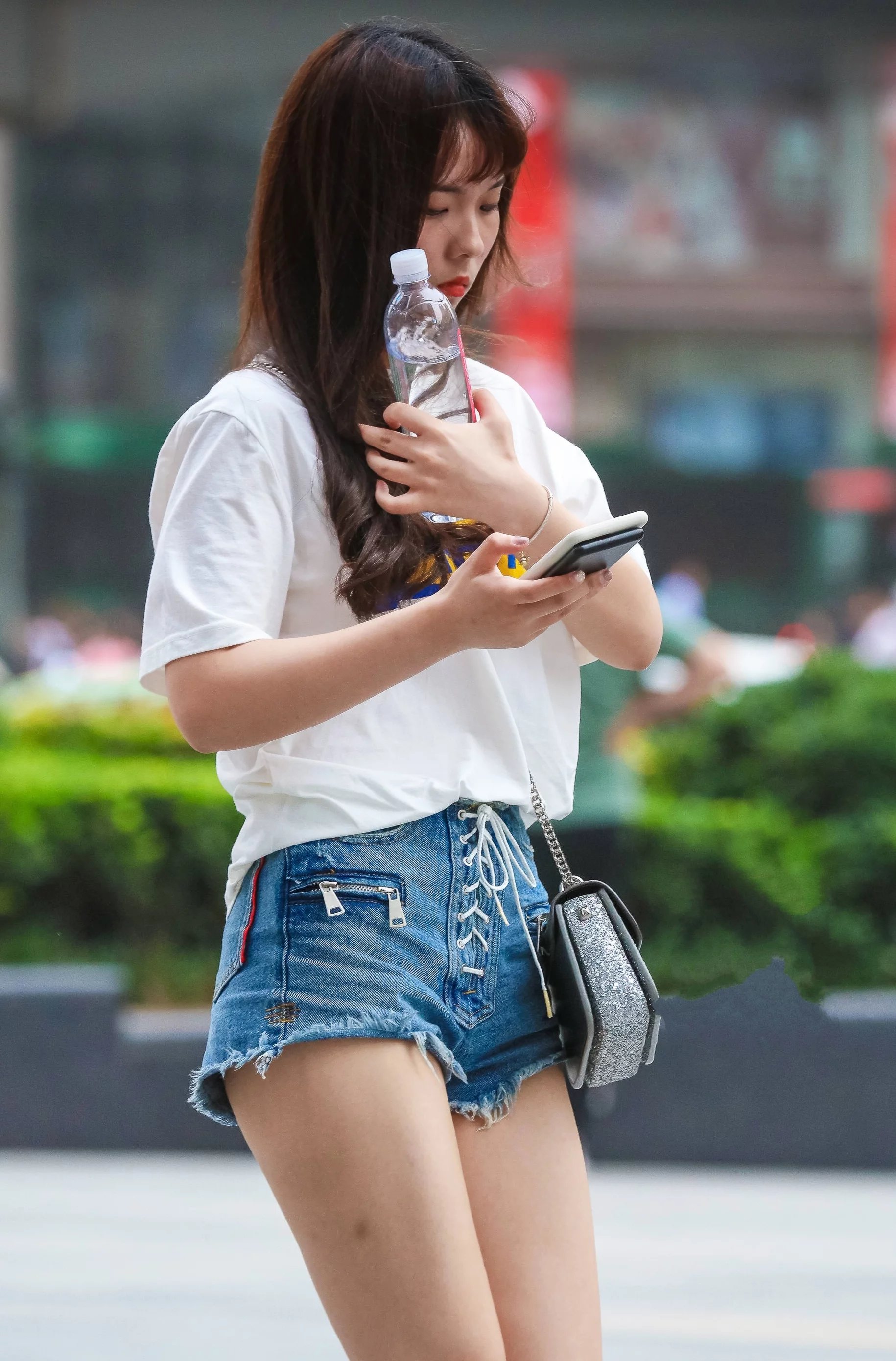 小姐姐牛仔热裤搭配短袖T恤，简简单单很符合小姐姐的气质