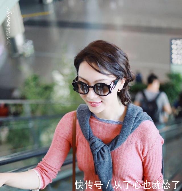 41岁陈数真厉害，这么瘦的牛仔裤都能塞的下，简直是忘记了年纪