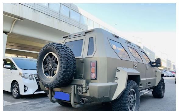  『婚车』花3千租来乔治巴顿战车当婚车，未婚妻点头同意，接亲时满意笑了