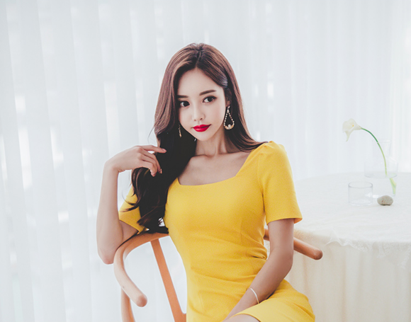 女神孙允珠，夏日青柠光鲜明媚宫廷及膝裙