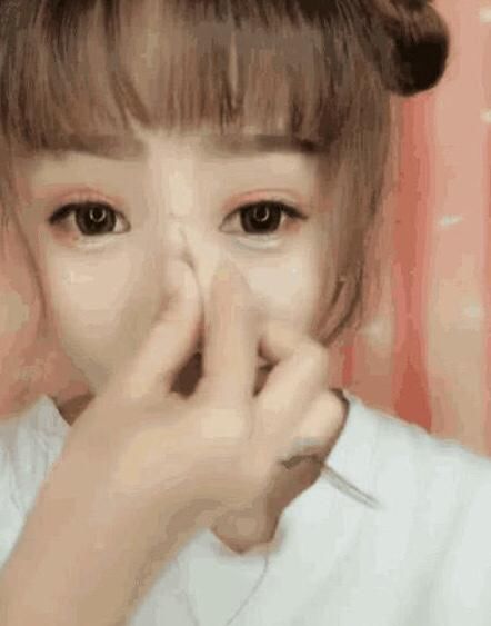 女孩直播卸妆，途中竟把鼻子戳穿，吓坏众人！
