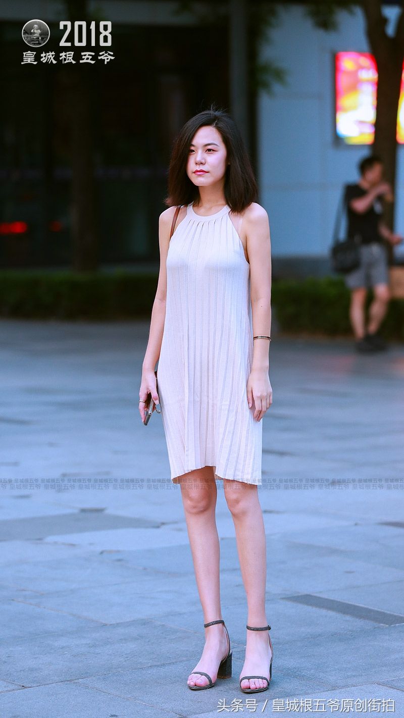 街拍:每一位到三里屯逛街的美女，她们都有自己的穿衣风格