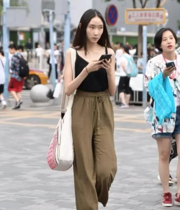 「芳香」街拍:芳香袭人的美女,一条雪纺连衣裙,穿出女神气质范