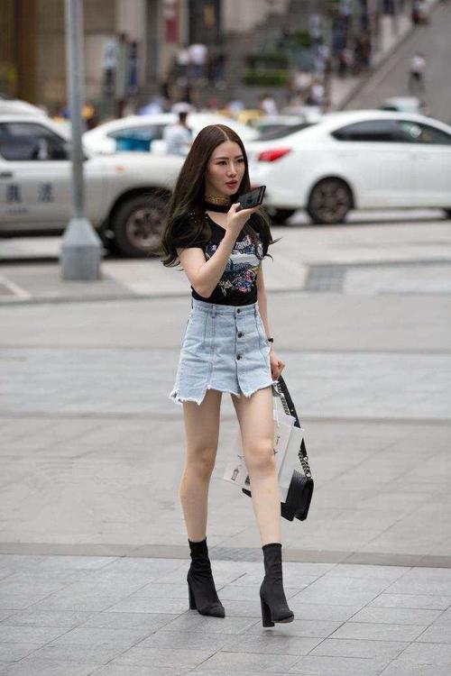 重庆街拍：时尚的小姐姐玩下衣失踪，好身材完全展现！