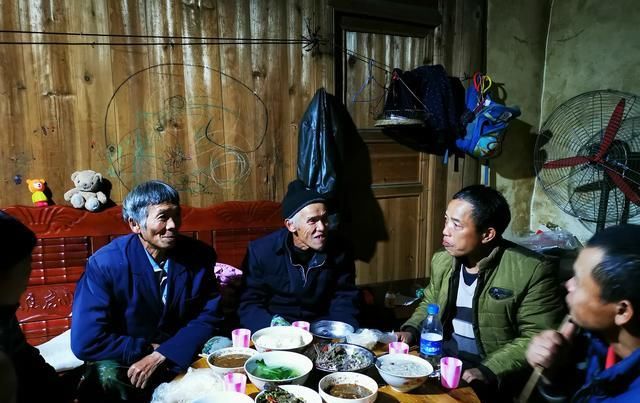 『城市里』城市条件优越,为何很多农村老人宁可待在乡下也不愿去城里生活?