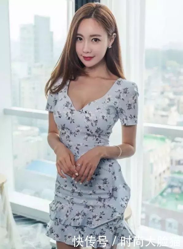 颜值很高的紧身裙美女,身材曼妙匀称,非常显气质!