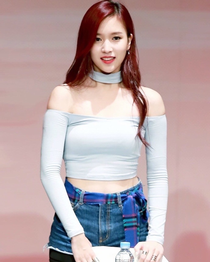 街拍：舞台上的小姐姐，青春活力的外表展现纤纤玉腿