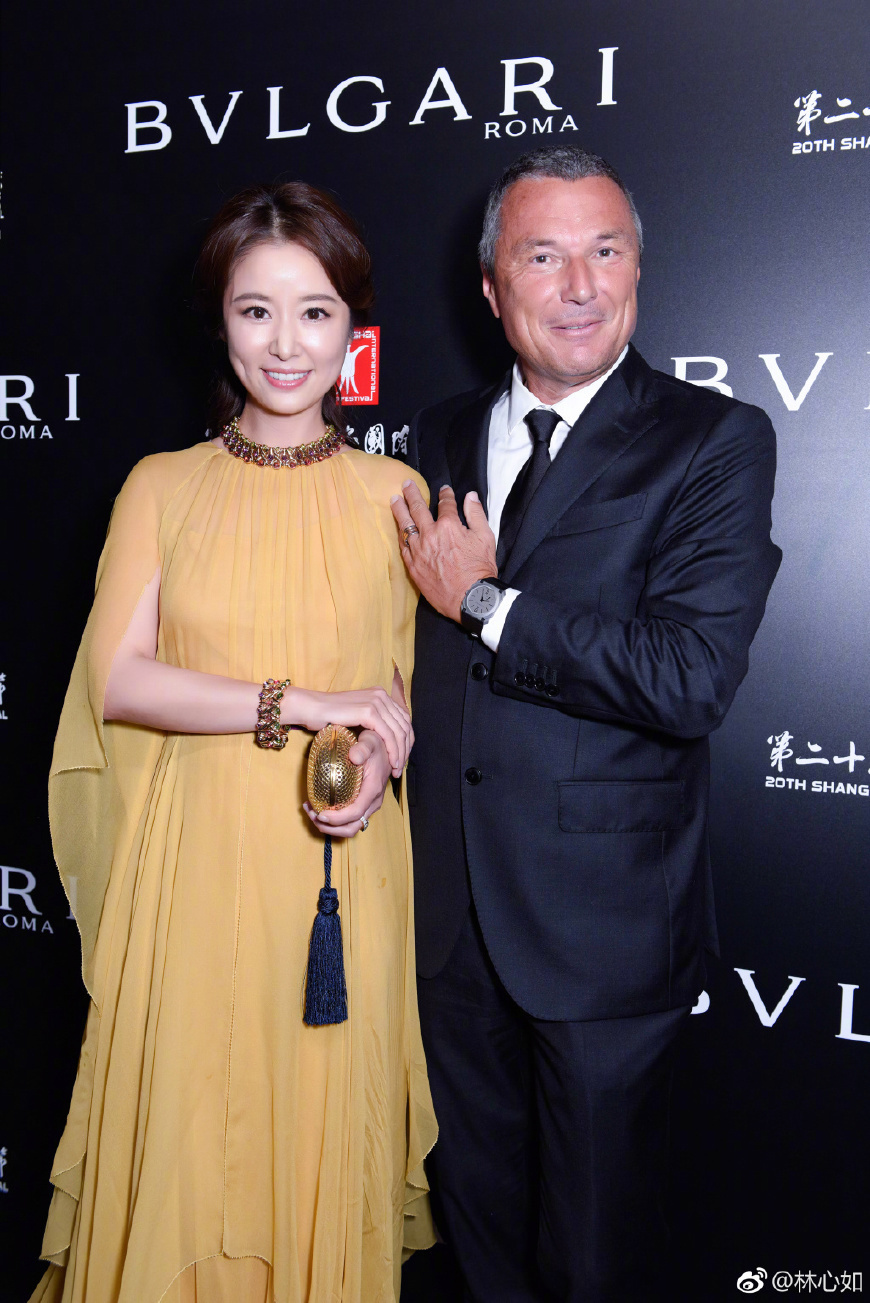 42岁林心如素颜现身机场，T恤+牛仔裤显小20岁，网友：被迷倒了