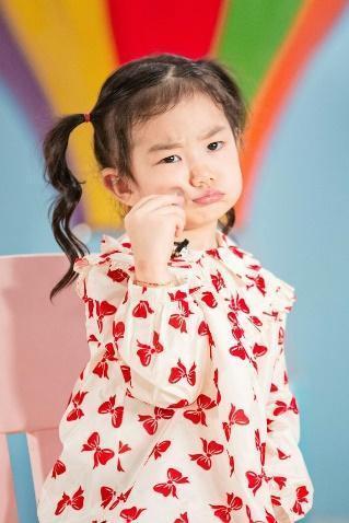 3岁就会穿搭还迷恋口红，戚薇女儿比妈妈还臭美，长大可不得了