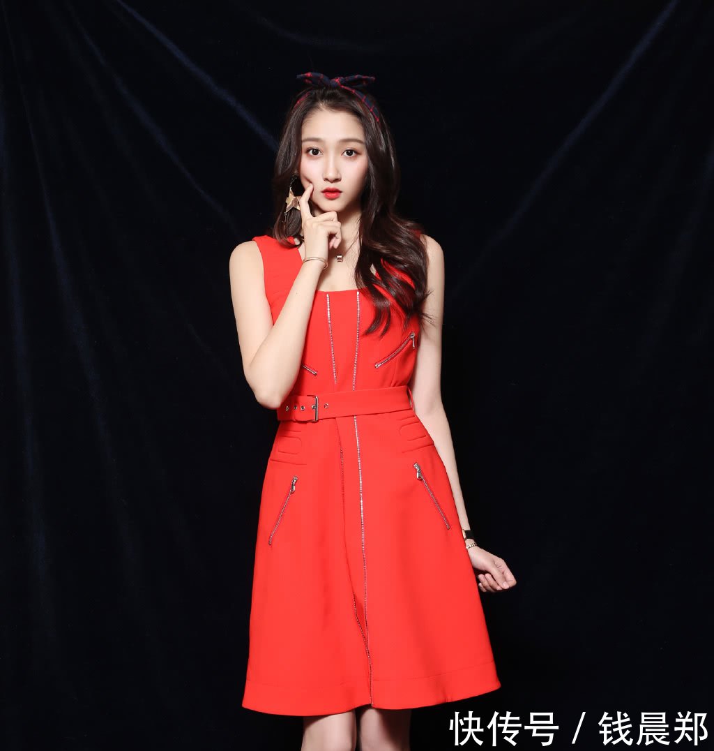 关晓彤的腿够长了，裤脚还要“剪”，让普通人怎么想