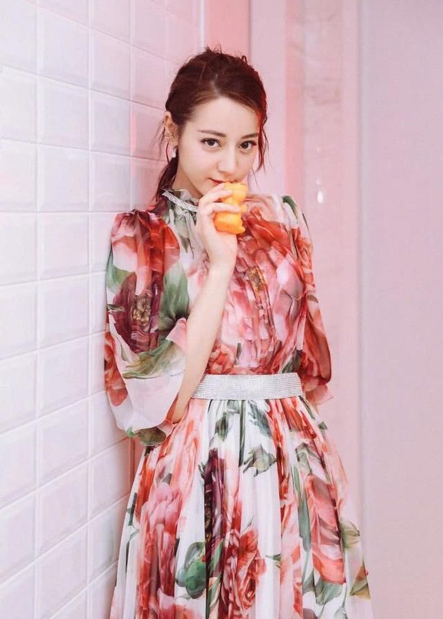 原本以为热巴穿印花裙够美了，却没想到程潇更惊艳，发型加分了！