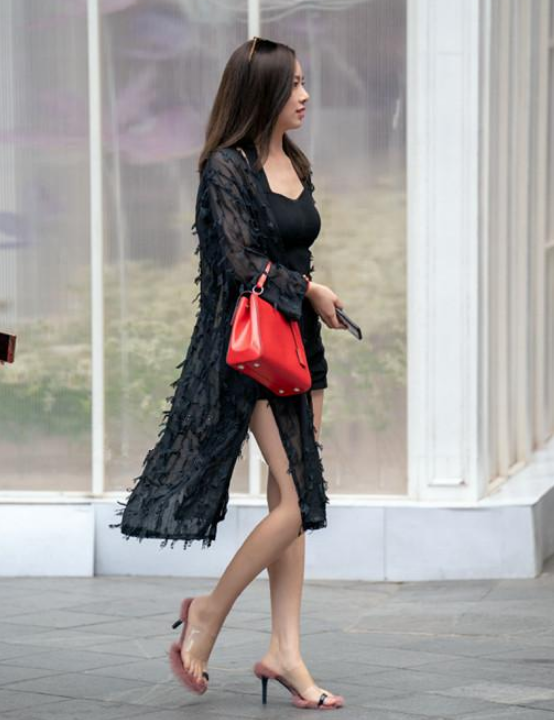 街拍：图二美女娇媚的身姿完美无瑕，能把路人甩出几条街！