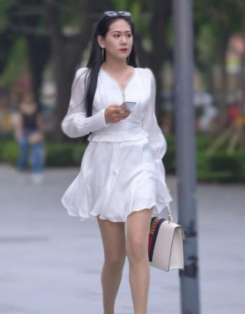 『小姐姐』街拍:气质高雅的美女,一条白色连衣裙,时尚优雅美丽大方