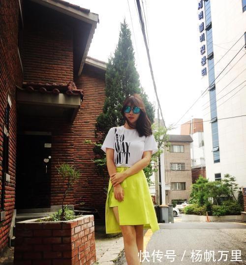 『美女』街拍美女白色连衣裙搭配披肩发,妥妥的校园风!