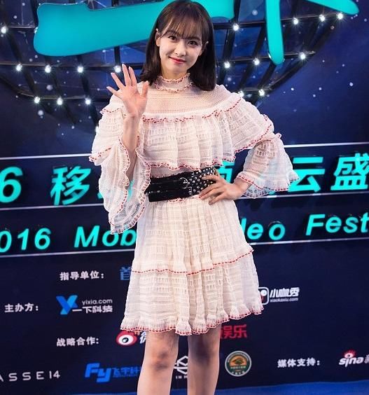 周冬雨身穿荷叶领裙，丝毫不输有颜有身材的景甜，选对衣服很重要