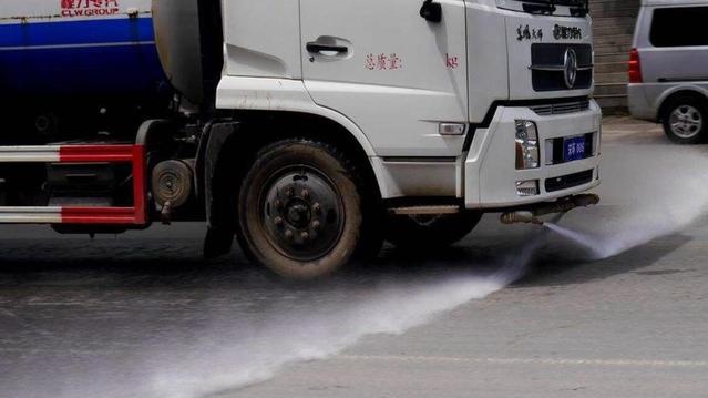 为什么洒水车总是播放经典老歌？为何不用流行音乐呢？可算知道了