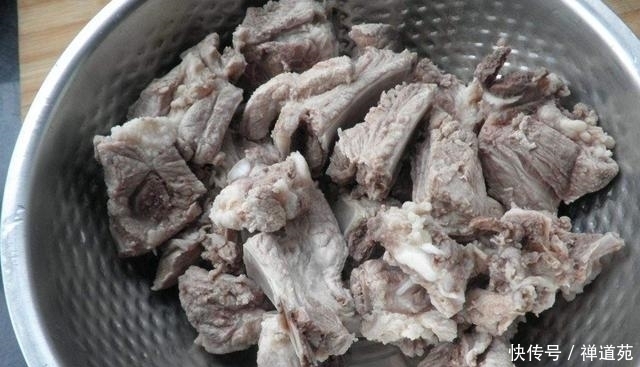  #下锅#排骨焯水时，万万别直接下锅煮，别不当回事，不然肉又柴又难吃！